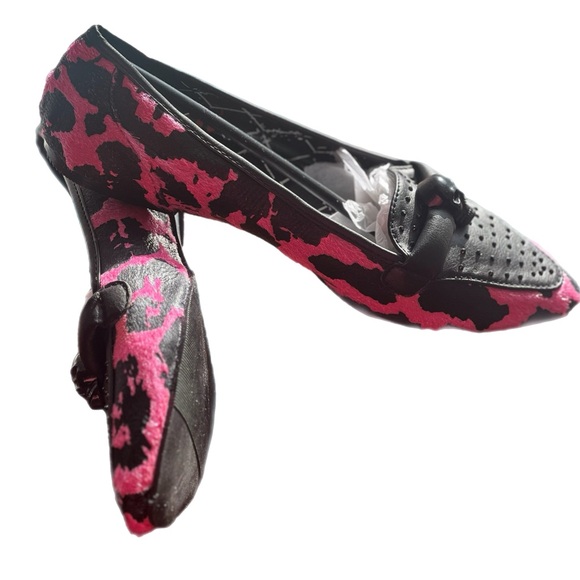 Brand New in Box Abbey Dawn Skull Rebel Flats in Hot Pink - Picture 2 of 5